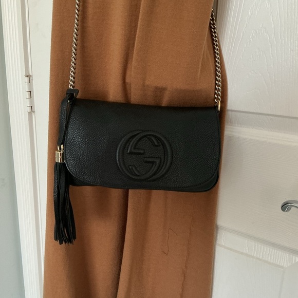 Gucci Soho flap bag. Black Crossbody Bag with Gold Chain & tassel - Picture 2 of 11